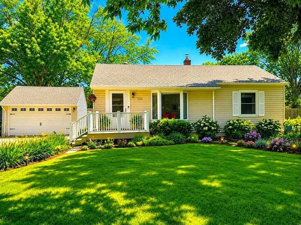2966 Simpson St, Roseville, MN 55113