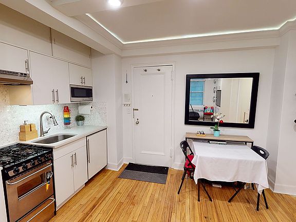 3rd image of 155 E 49th St Lobby 1C
