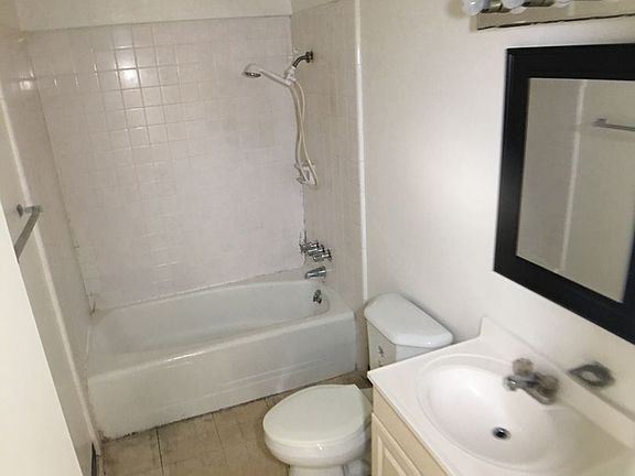 4th image of 1416 Middle St APT 305