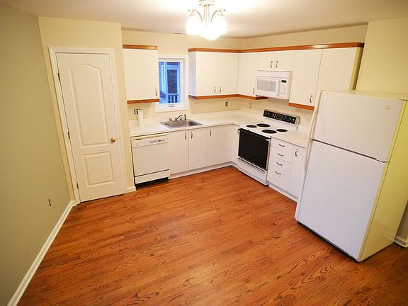 Gorgeous, Bright Kitchen