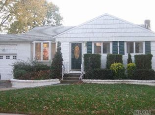22 Dolphin Dr, Farmingdale, NY 11735