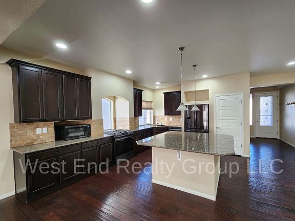 Large gourmet kitchen with 6' granite island!