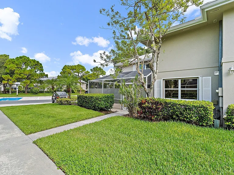 2406 SW Danbury Ln — Photo 35