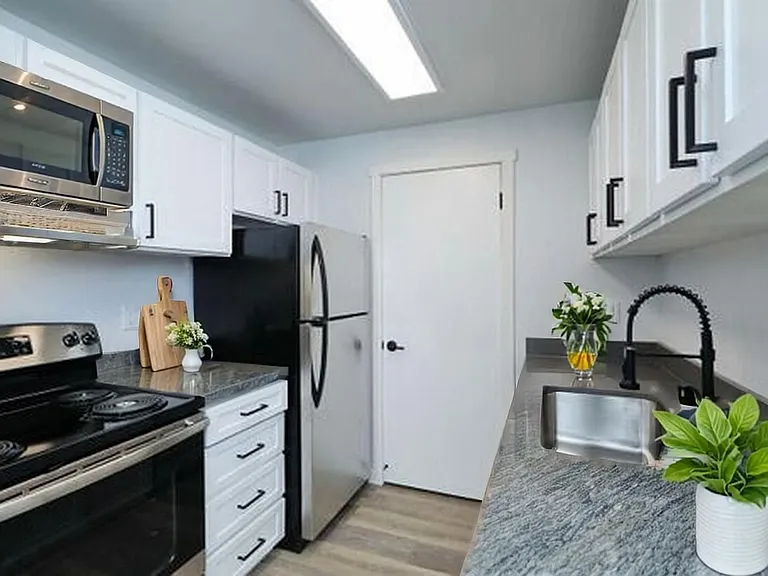 Capri Apartments — Photo 25