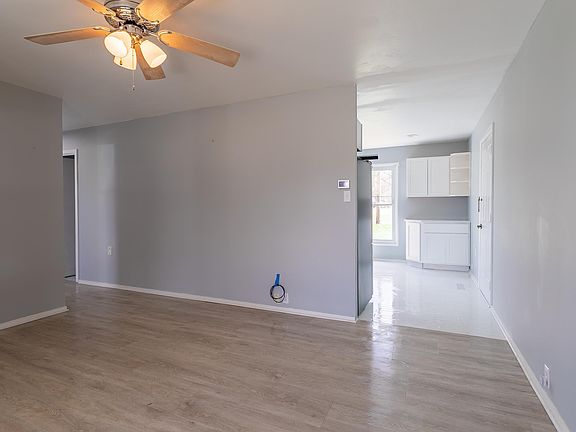 5th image of 300 Greenleaf Dr