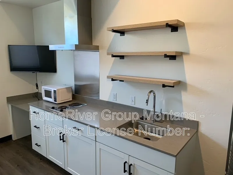 Studio, 1.0 bath, 320 sqft, $1,100 — Photo 2