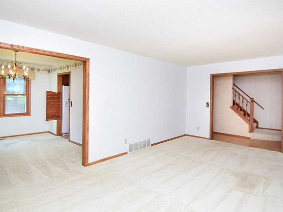 5th image of 3420 Urbandale Ln N