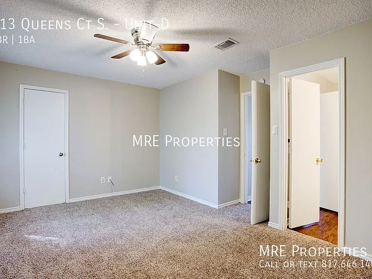 313 Queens Ct S #D — Photo 12