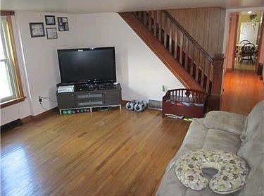 2nd image of 923 Fort St