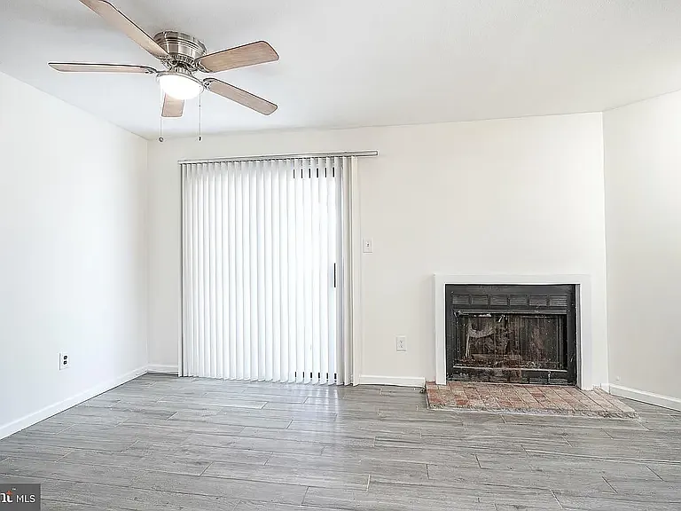 1065 Waldon Ct — Photo 10