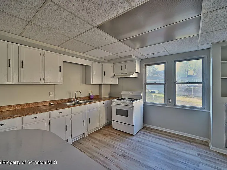 416 E Market St — Photo 18