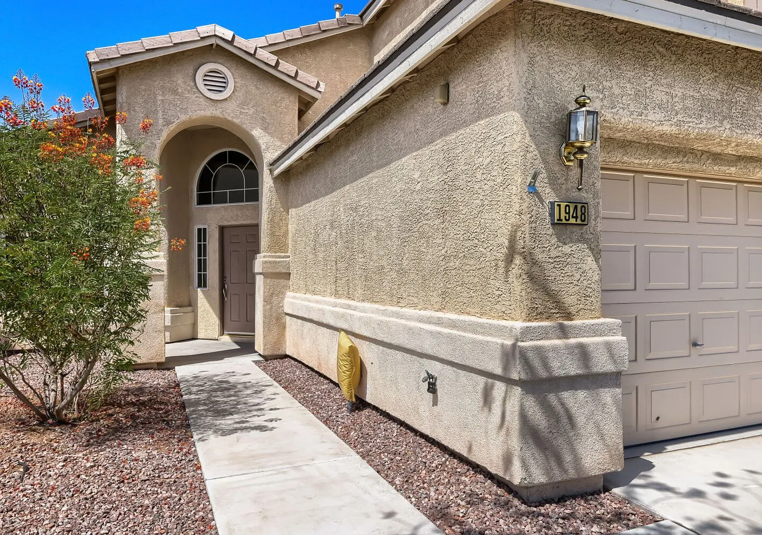 Spacious 4-Bedroom Home with 3-Car Garage & Mountain Views — Photo 3