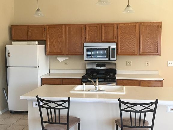 4th image of 689 Fieldcrest Dr