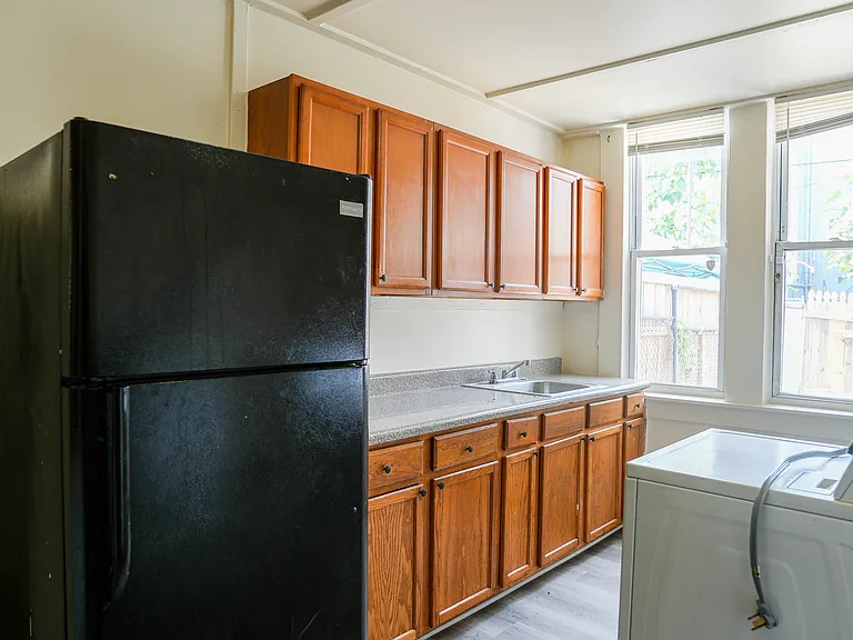 220 N Luzerne Ave — Photo 13