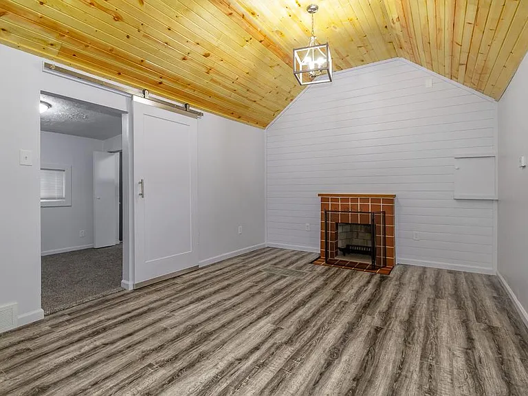 371 E Pace Ave — Photo 3