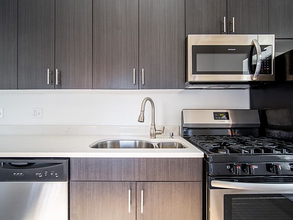 4th image of 629 W Lake St #404
