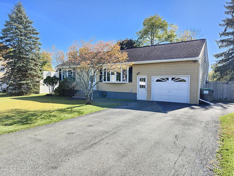 3rd image of 4 E Ford Drive