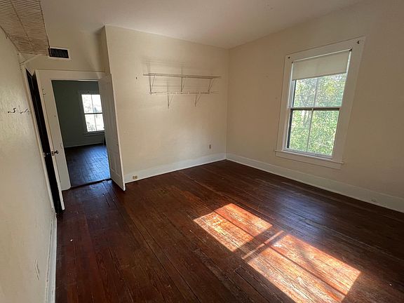 5th image of 923 NE 3rd Ave APT A