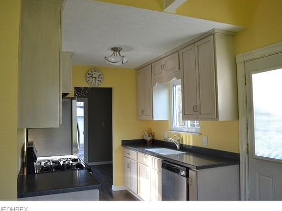 5th image of 26572 Redwood Dr