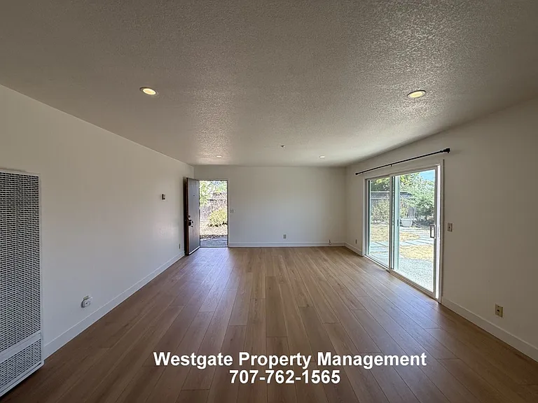 327 Bassett St #C — Photo 5