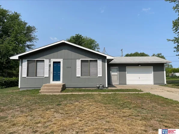 1213 Maple St, Fairbury, NE 68352
