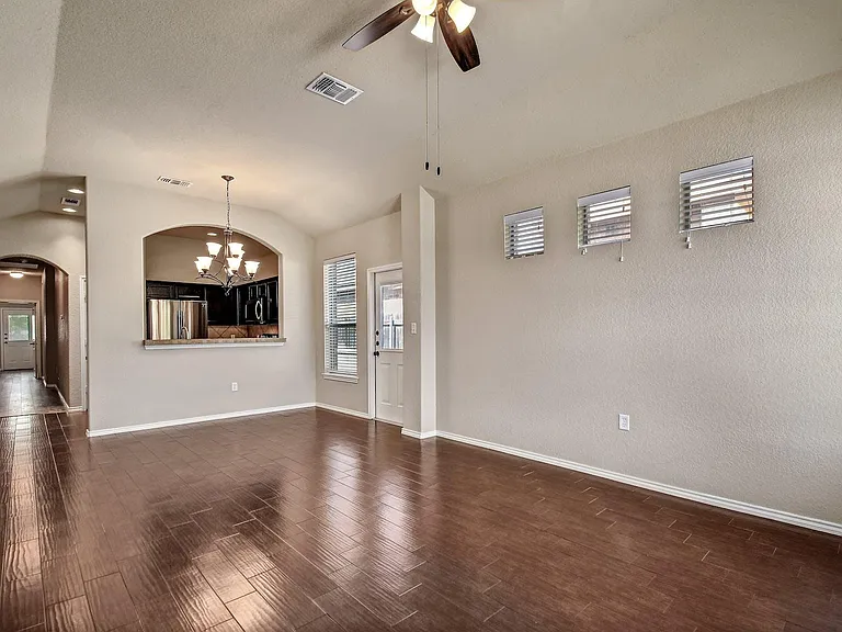 577 Creekside Cir — Photo 8