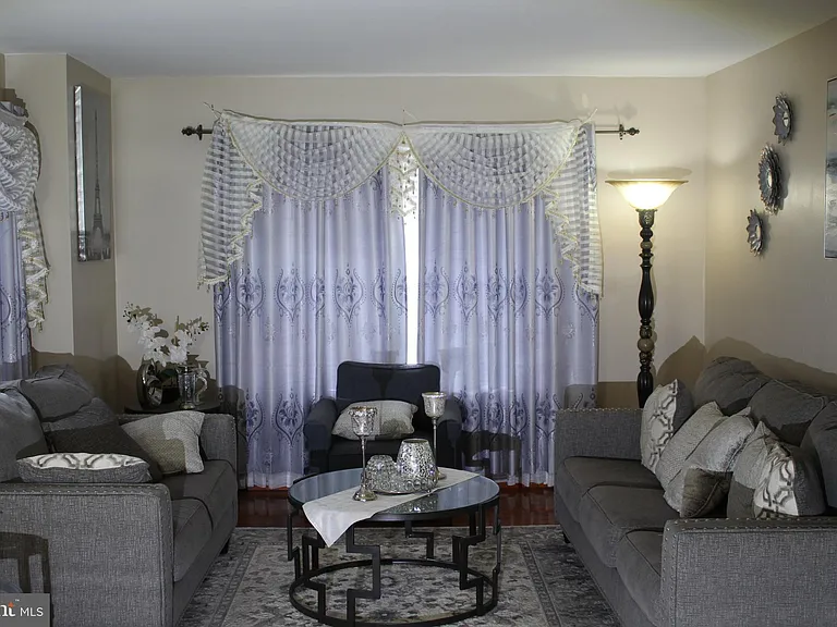 219 Meadow Dr — Photo 3