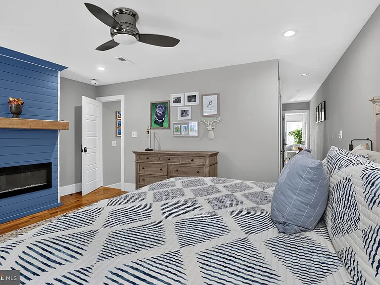 2328 E Fletcher St — Photo 25