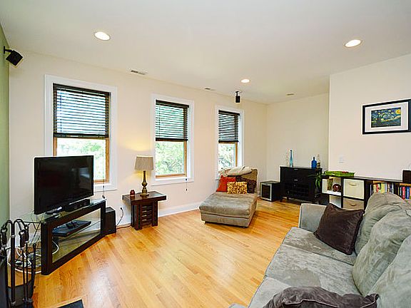 4th image of 6823 N Lakewood Ave APT 2S