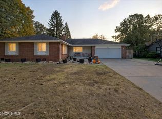 927 Charles St, Bowling Green, OH 43402