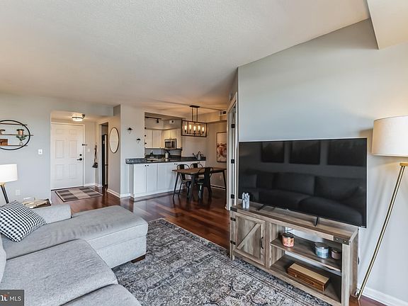 3rd image of 2400 Clarendon Blvd APT 1003