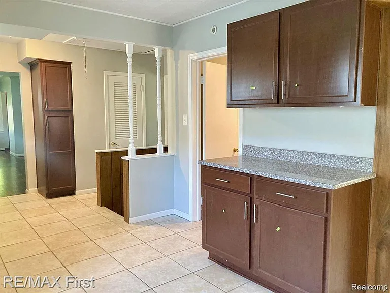 340 E Maxlow Ave — Photo 4