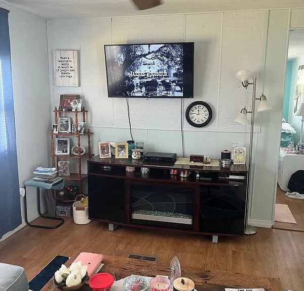 110 Amber Ave — Photo 3