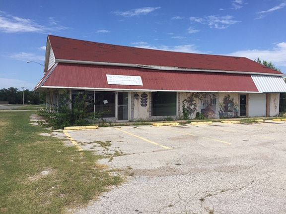 2nd image of 701 N Broadway St