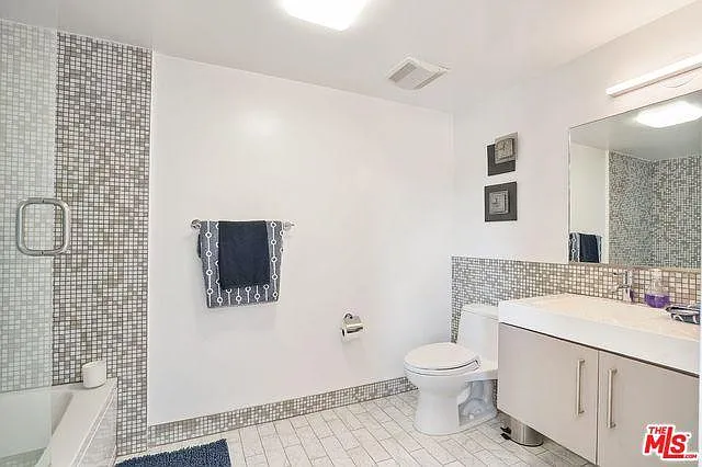 7062 Hawthorn Ave #305 — Photo 10