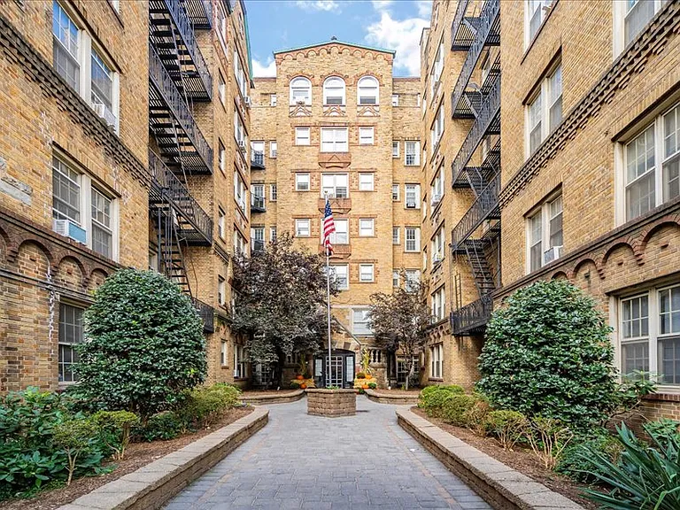 85 Van Reypen St. Apartments — Photo 12