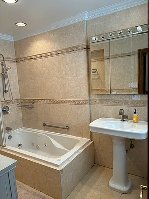 Rented by REMAX Elite | media 8