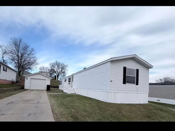 802 E County Line Rd Trlr 141, Des Moines, IA 50320