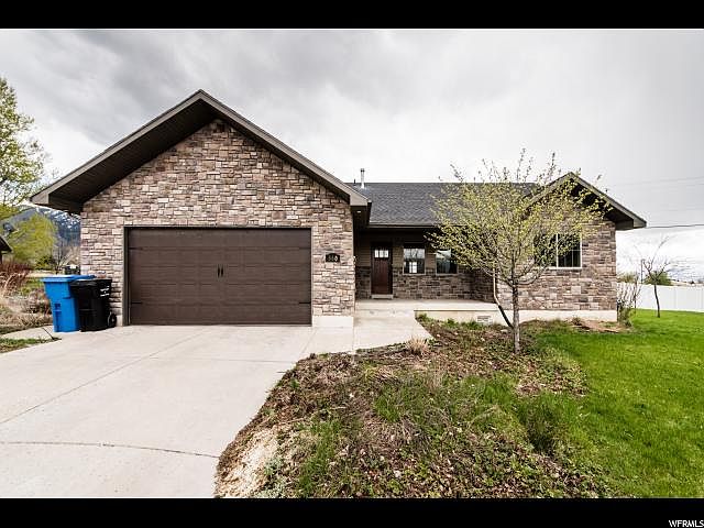 1st image of 560 Cottonwood Cir
