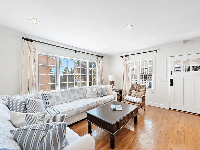 129 McAulay Pl — Photo 10