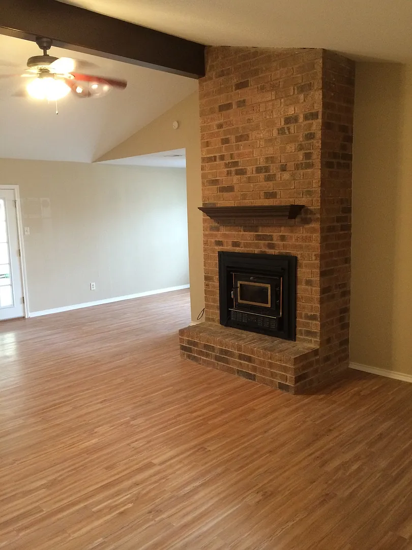 Charming 3 Bedroom in Flint! Coming Soon! — Photo 3