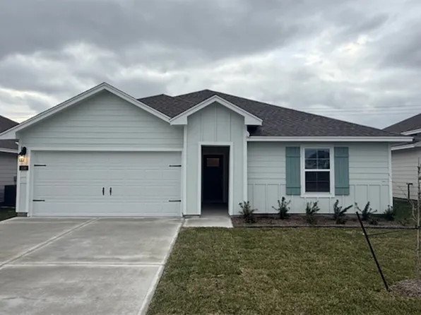 110 Montego Dr, Rockport, TX 78382