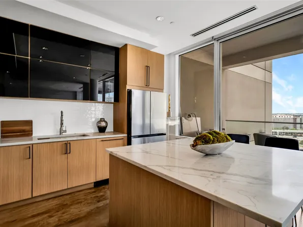 2408 Victory Park Ln APT 832, Dallas, TX 75219