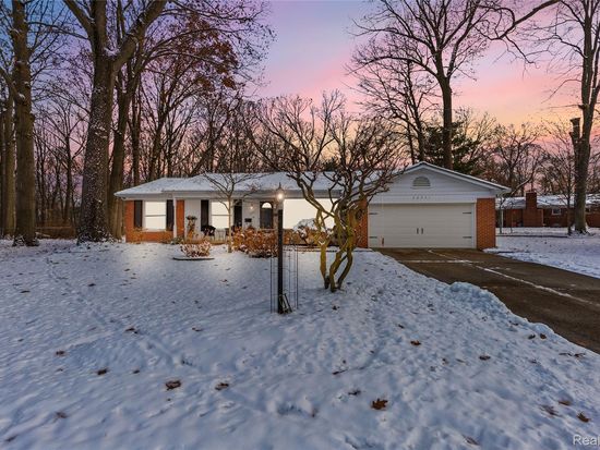 32951 Myrna Ct, Livonia, MI 48154