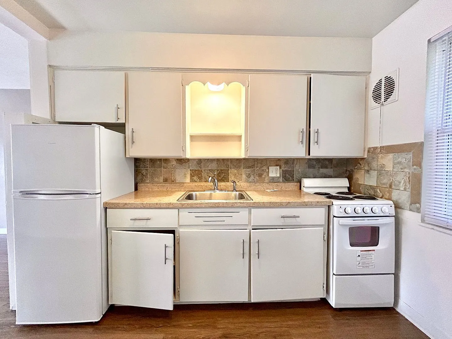 2 bed, 1.0 bath, 750 sqft, $1,095 — Photo 2
