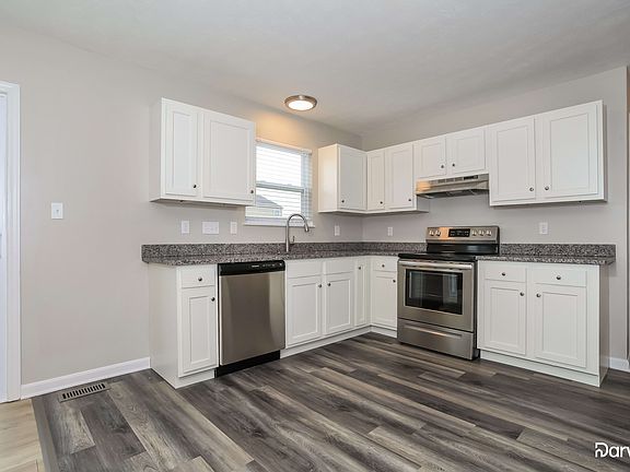 4th image of 902 Centennial St