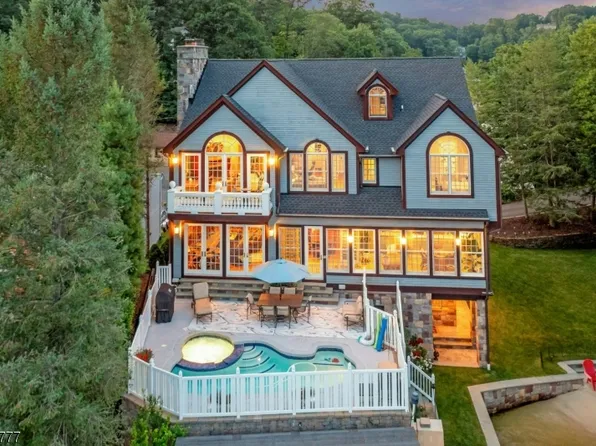 10 Oakdale Ave, Hopatcong Boro, NJ 07843