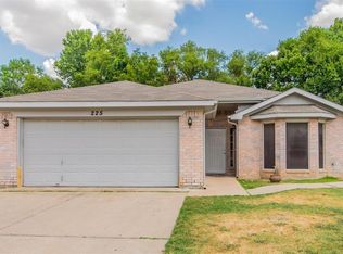 225 King Arthur Dr, Weatherford, TX 76086