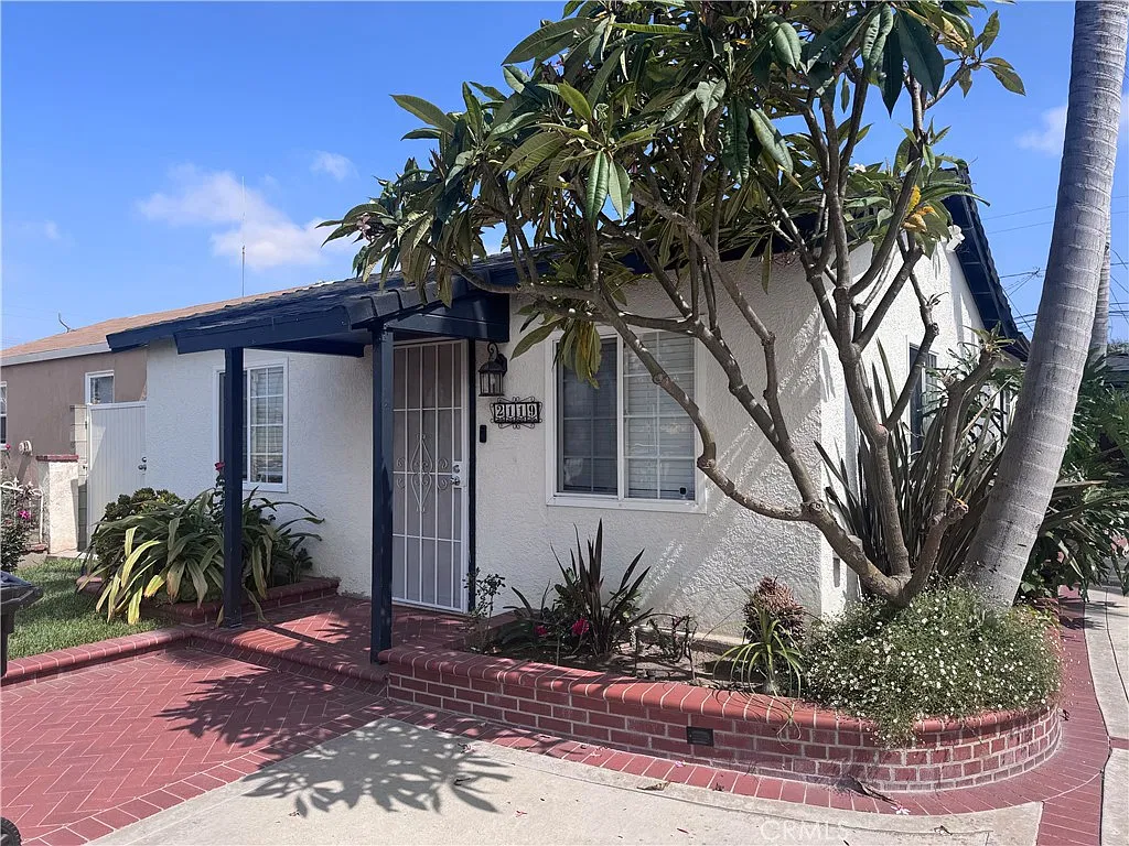 2 bed, 700 sqft, $2,500 — Photo 1