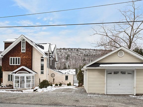 front view/1.5 car garage